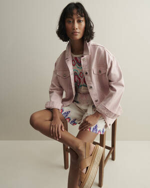 marksandspencer_SS23_LOOKBOOK_Per Una T534287U_pastelova dzinova bunda_1699Kc_T537215U_sortky s vazanim v pase_1099Kc.jpg